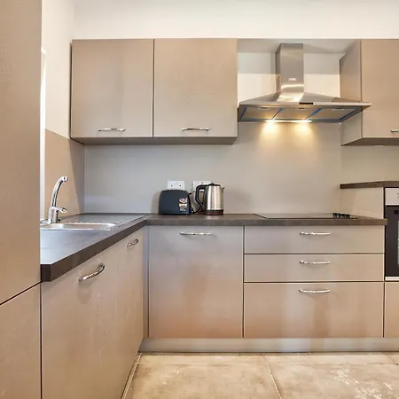 Penthouse, Close To Clubs/schools W/wifi San Ġiljan